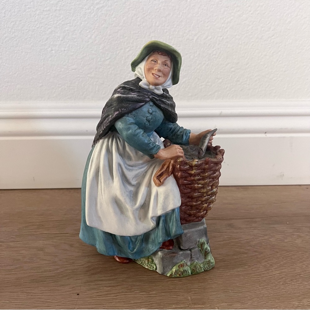 1973 ROYAL DOULTON PORCELAIN FIGURINE "Old Meg" HN2494 - Vintage 8.25” H